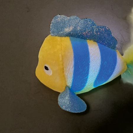 Zabawka dla kota Nobby pluszowa rybka z migającym światłem led z piórkami i kocimiętką 8-18cm - Nobby zdjęcie 2