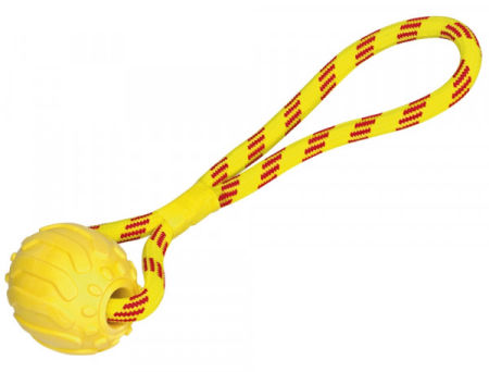 Zabawka z gumy termoplastycznej dla psa Nobby TPR Ball with rope 37cm- pływająca mocna piłka ze sznurem