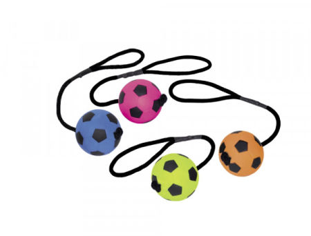 Zabawka dla psa Nobby Foam Rubber Soccer Ball with rope Ø 9cm duża 50cm- pływająca piłka z pianki gumowej z liną
