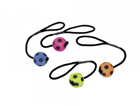 Zabawka dla psa Nobby Foam Rubber Soccer Ball with rope Ø 6,3cm mała 50cm- pływająca piłka z pianki gumowej z liną